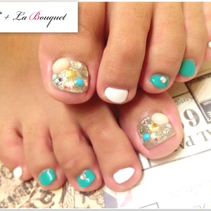 キラキラビジューフットネイル