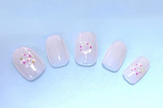 乳白色花びらネイル