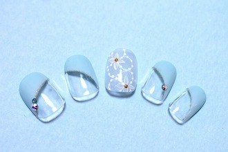 斜めフレンチ×レース編みフラワーネイル（ブルー）