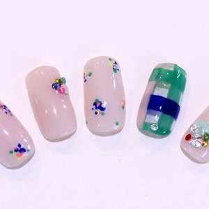 小花柄＆チェックネイル