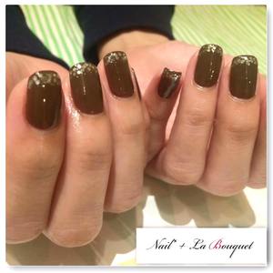 チョコレートカラーのスクエアネイル