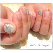 スモーキーピンクのワンカラー＋ニュアンスフラワーネイル