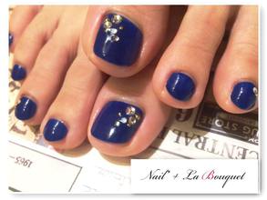 ネイビーワンカラー＋ビジューネイル