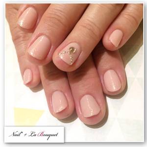 ピンクベージュワンカラー＋ビジューネイル