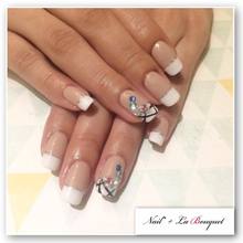 セパレートフレンチ×ラインアートネイル